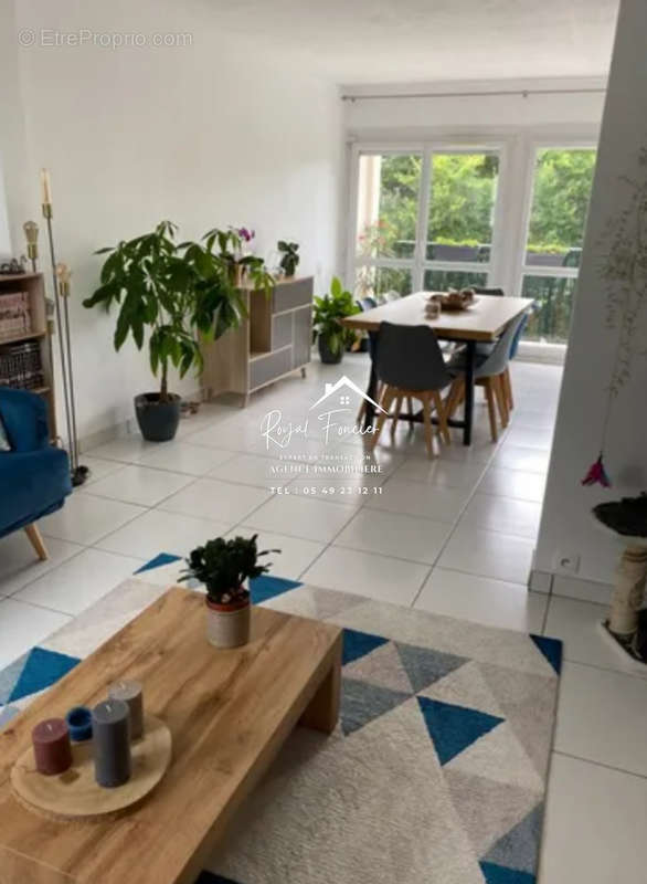 Espace de vie très lumineux avec balcon - Appartement à CHATELLERAULT