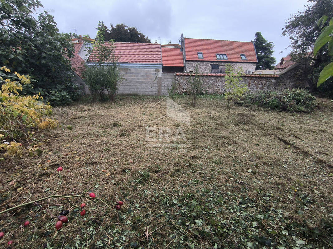 Terrain à FONTENAY-LE-VICOMTE