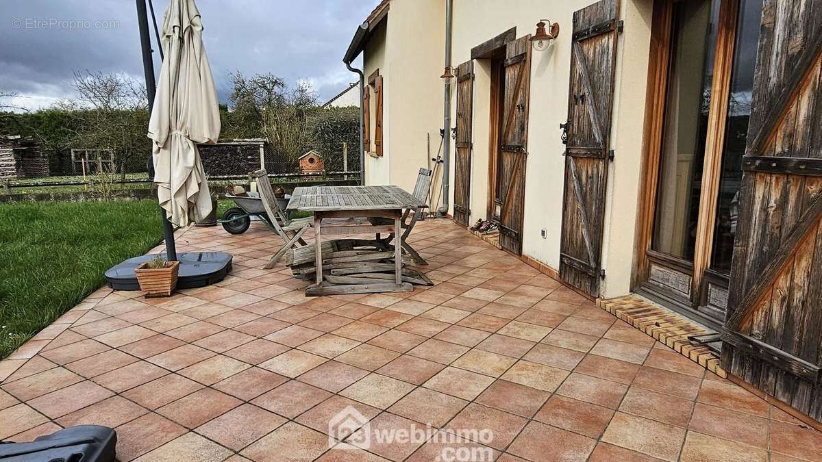 Voici la terrasse toute carrelée. - Maison à MILLY-LA-FORET