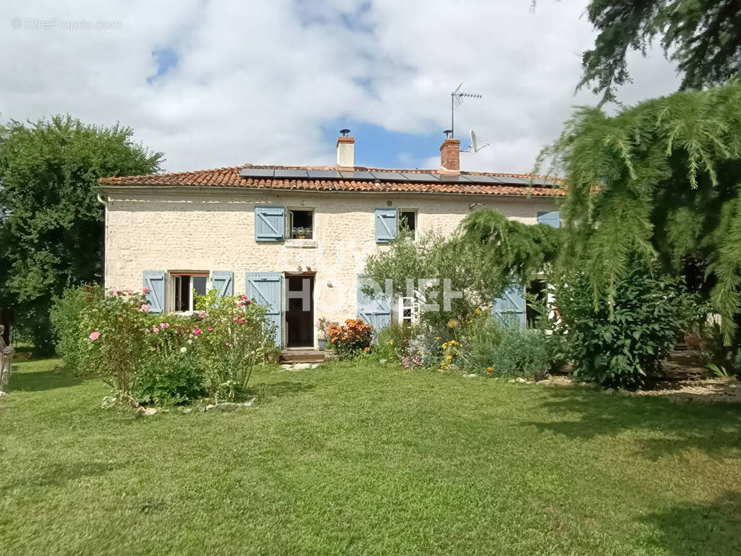 Maison à LE POIRE-SUR-VELLUIRE