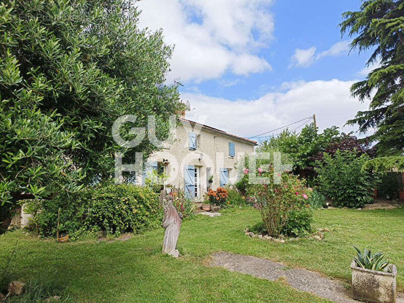 Maison à LE POIRE-SUR-VELLUIRE