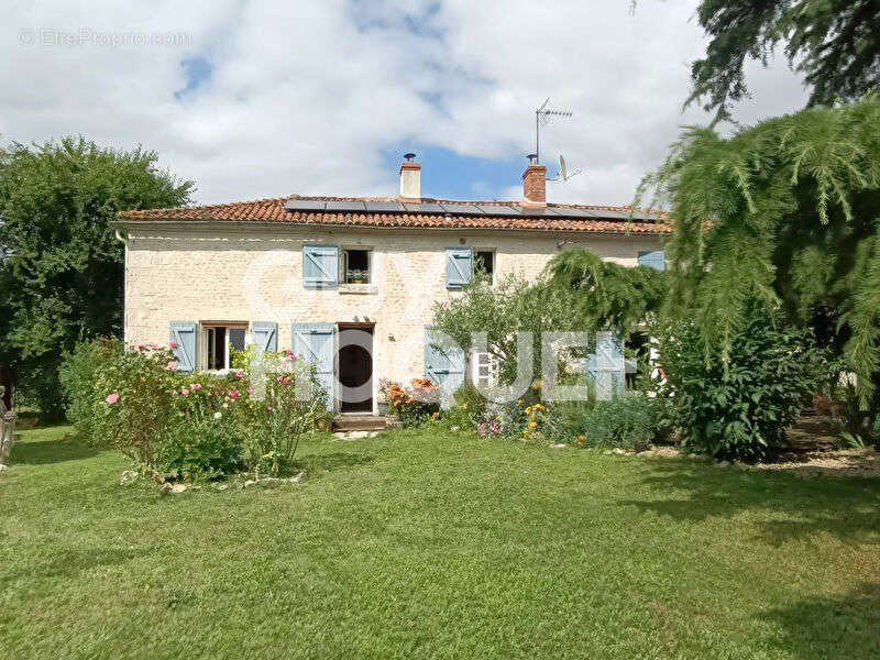 Maison à LE POIRE-SUR-VELLUIRE