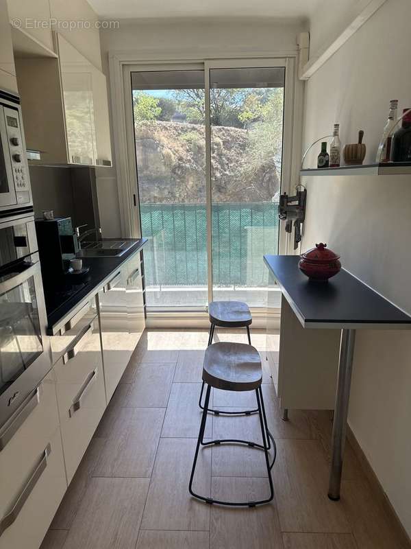 Cuisine indépendante donnant sur balcon filant  - Appartement à MARSEILLE-4E