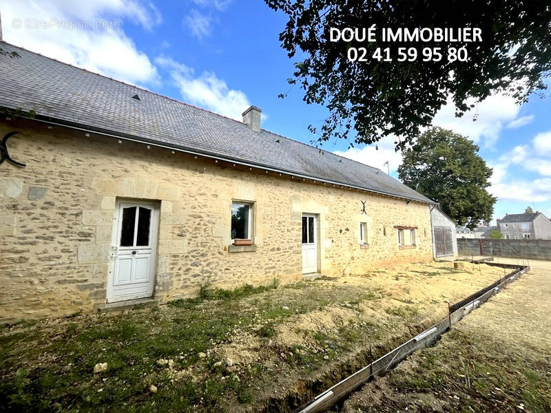 Maison à AMBILLOU-CHATEAU