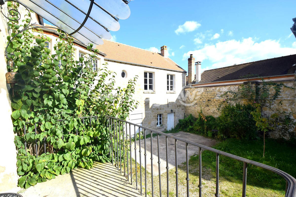 Maison à JOUY-LE-MOUTIER