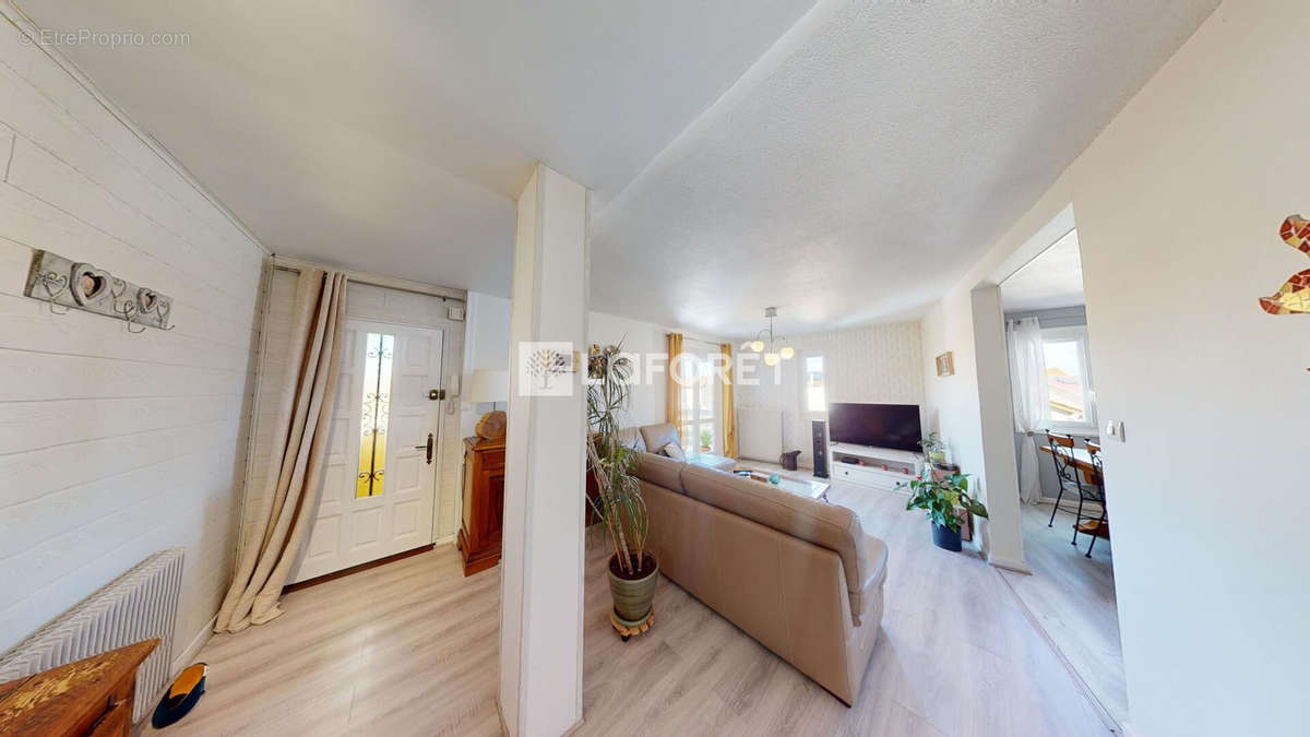 Appartement à CHAZELLES-SUR-LYON