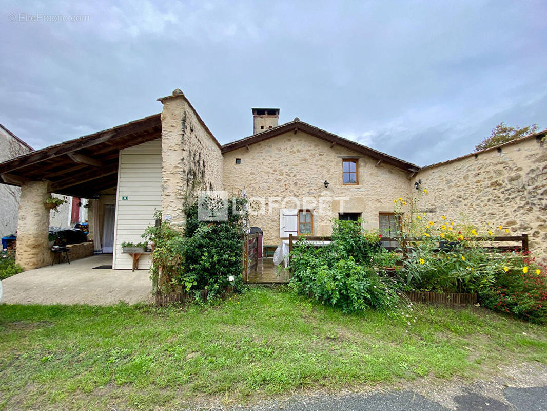 Maison à LEOGEATS