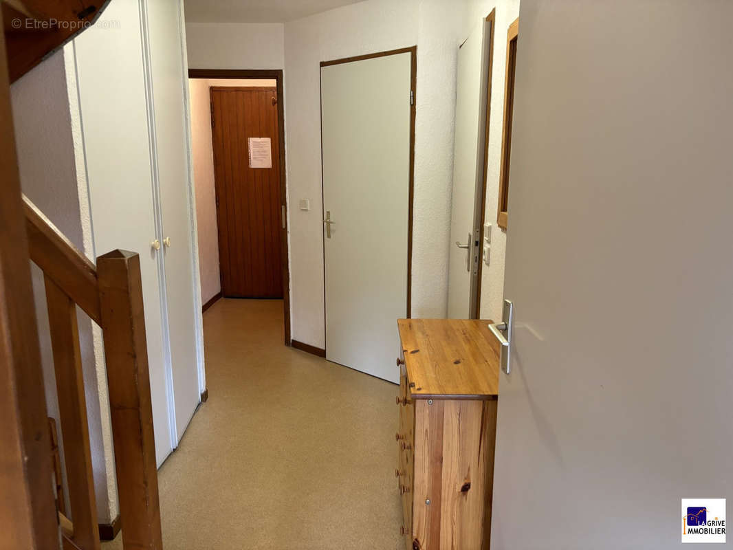 Entrée et accès étage - Appartement à LANDRY