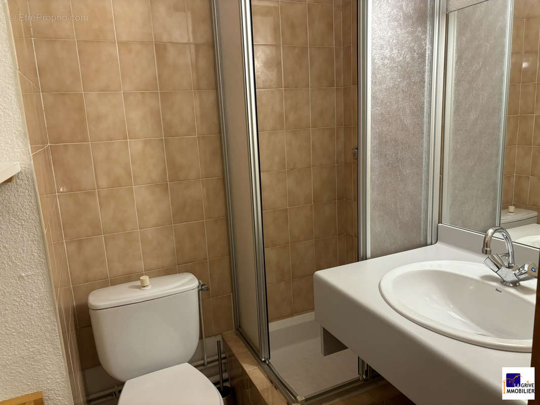 Salle de douche avec wc - Appartement à LANDRY