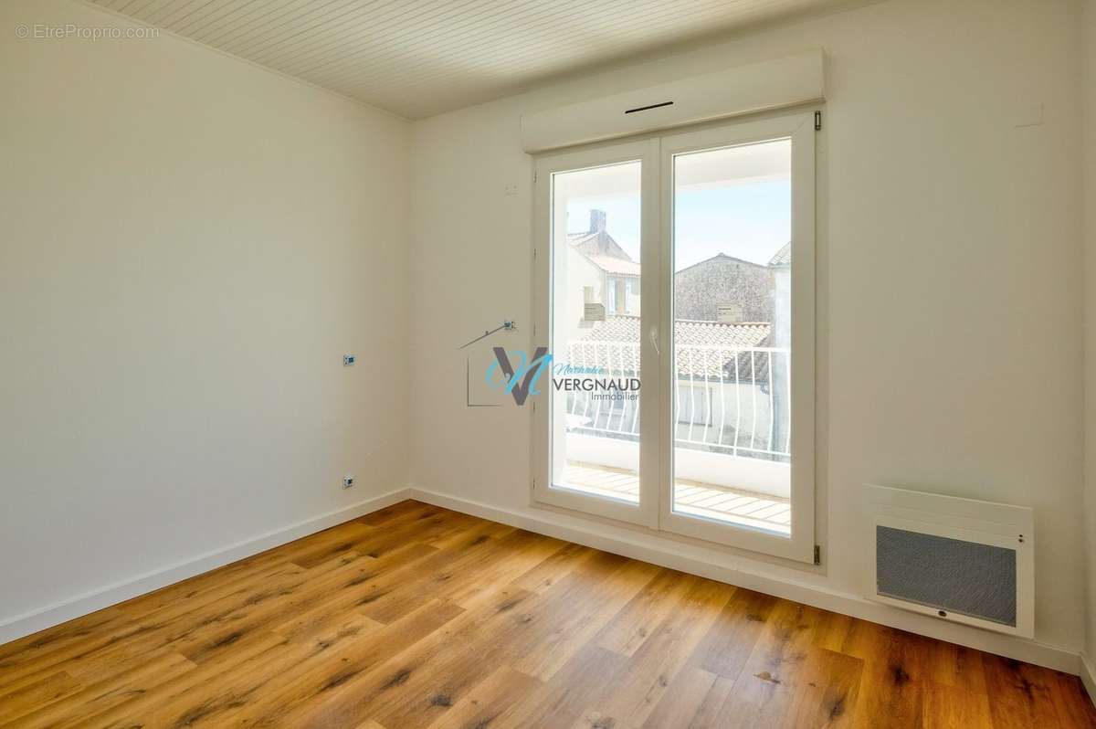 chambre 2 avec placard et balcon - Maison à TALMONT-SAINT-HILAIRE