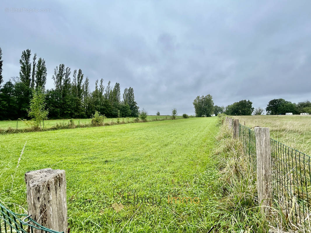 Terrain à MESNIL-SAINT-PERE