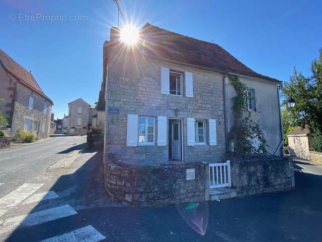 Maison à MAYRINHAC-LENTOUR