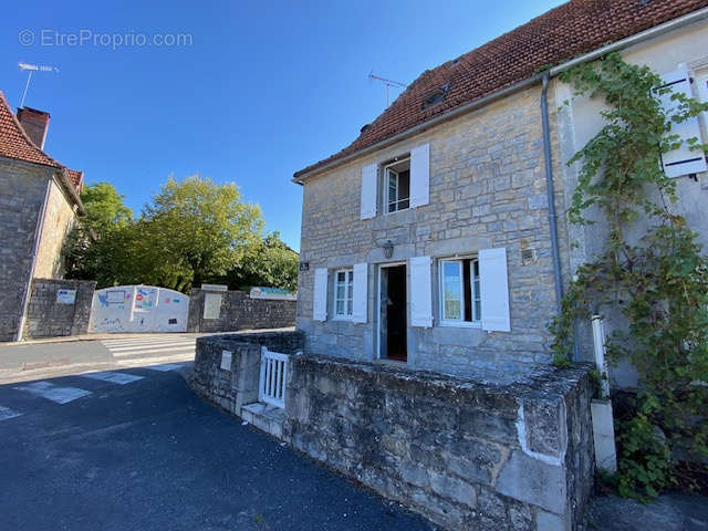 Maison à MAYRINHAC-LENTOUR