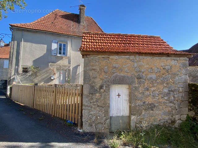 Maison à MAYRINHAC-LENTOUR