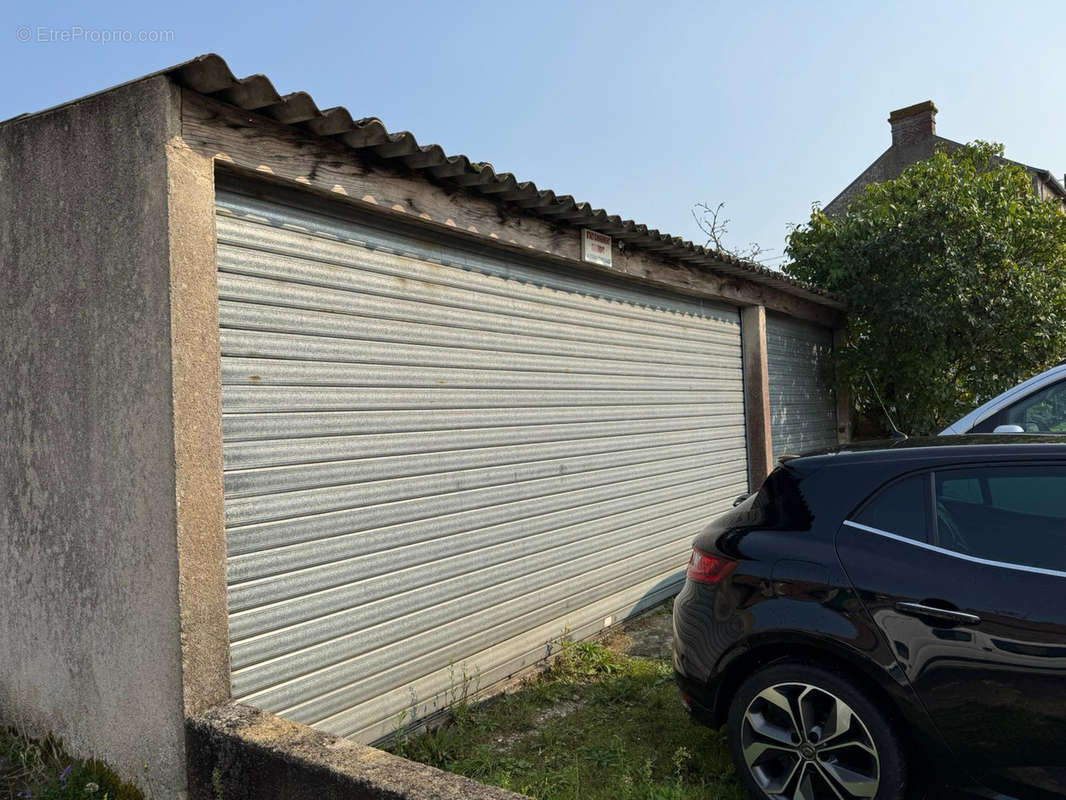 Parking à CONDE-SUR-SARTHE