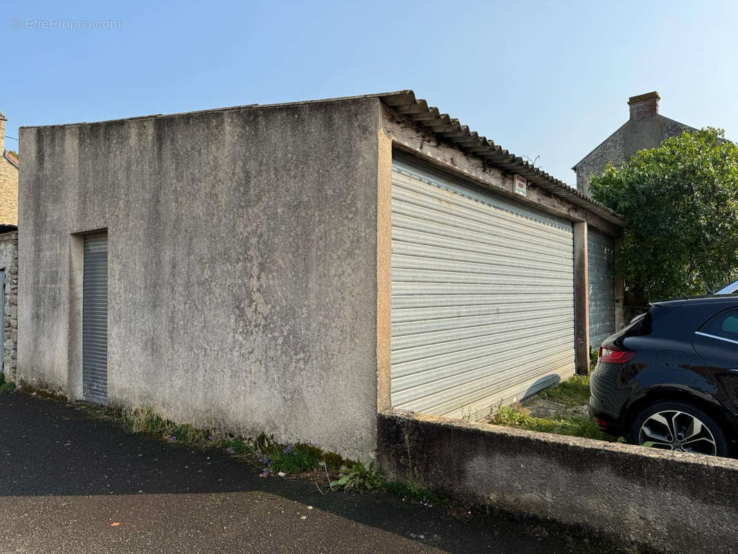 Parking à CONDE-SUR-SARTHE