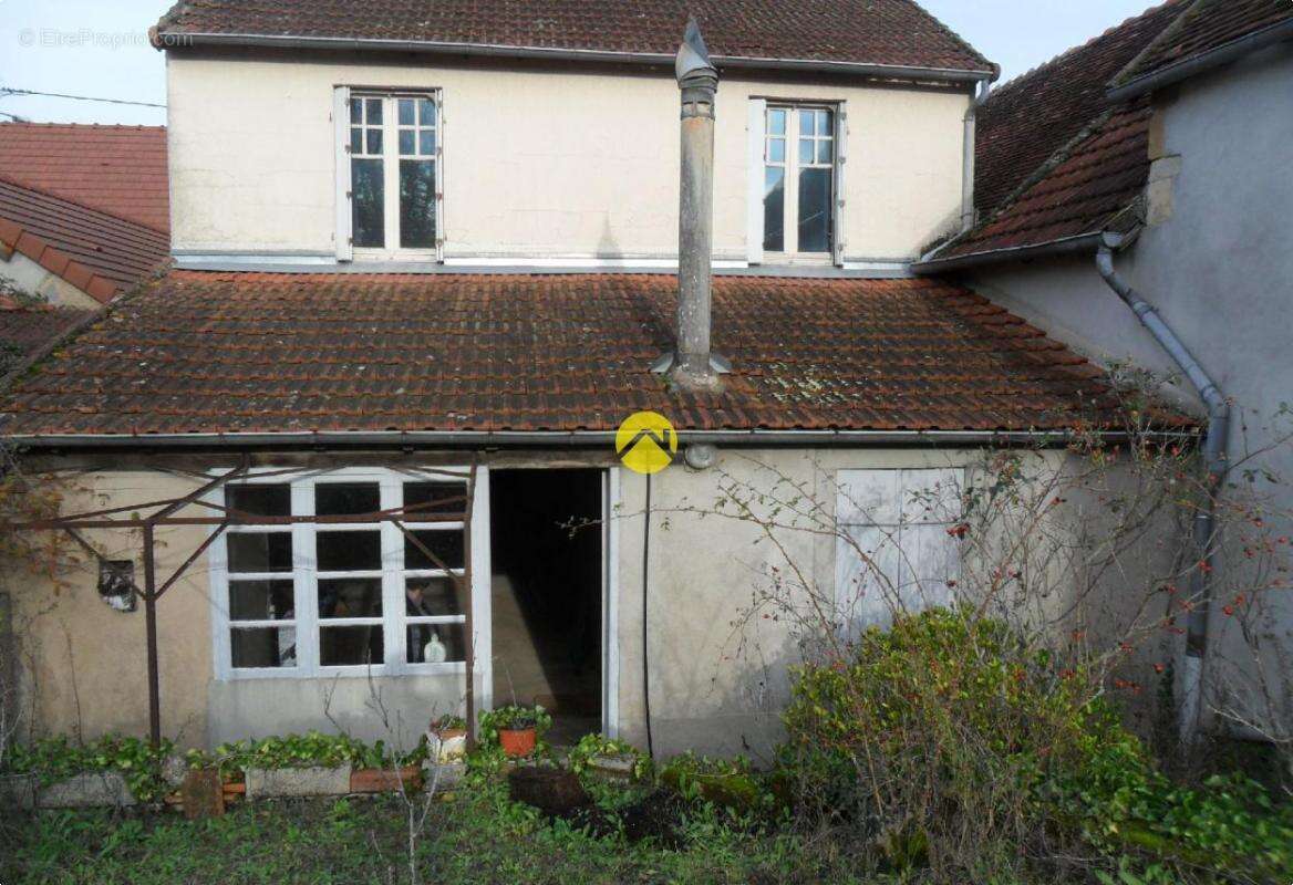 Maison à AINAY-LE-CHATEAU