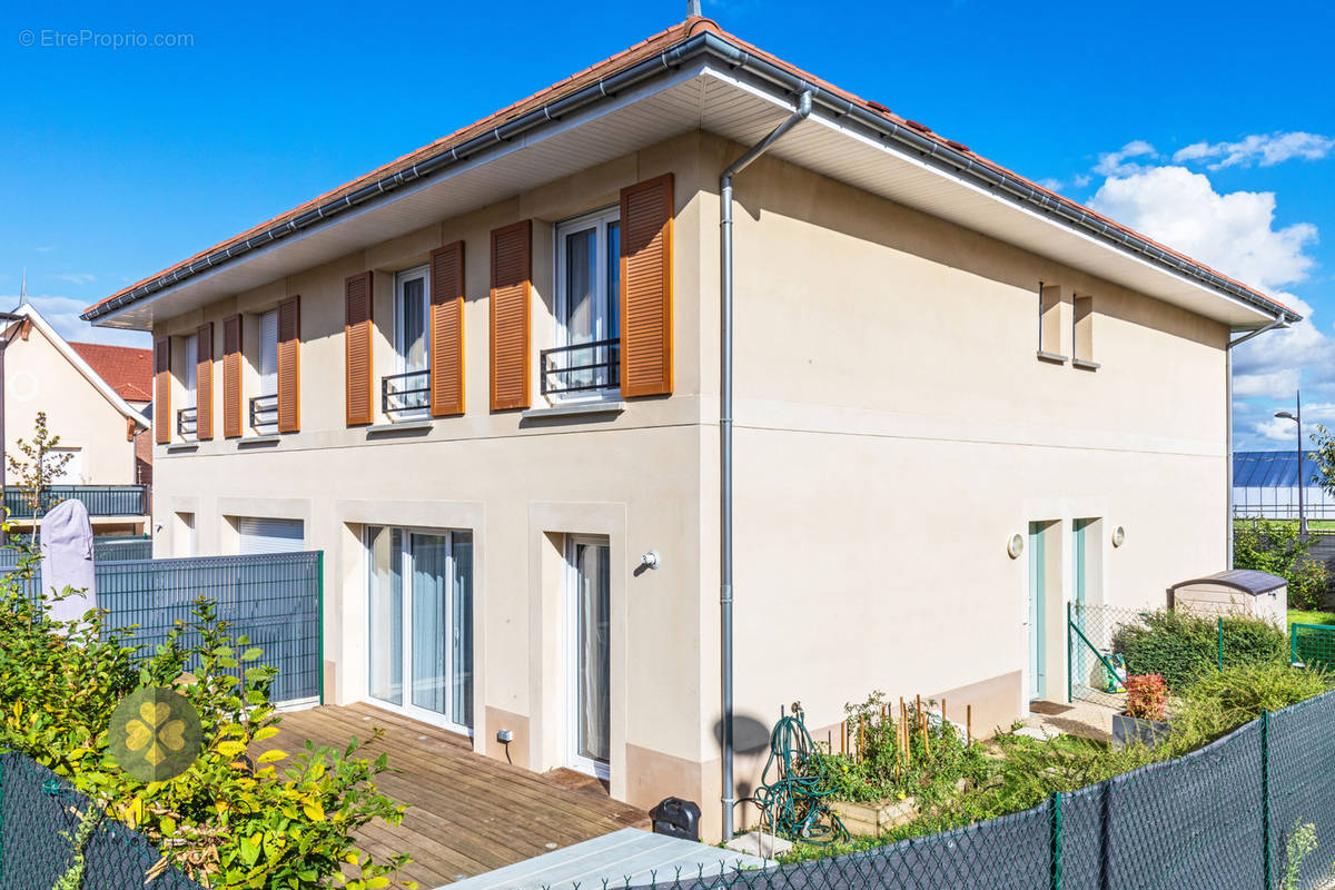 Maison à LA QUEUE-LES-YVELINES