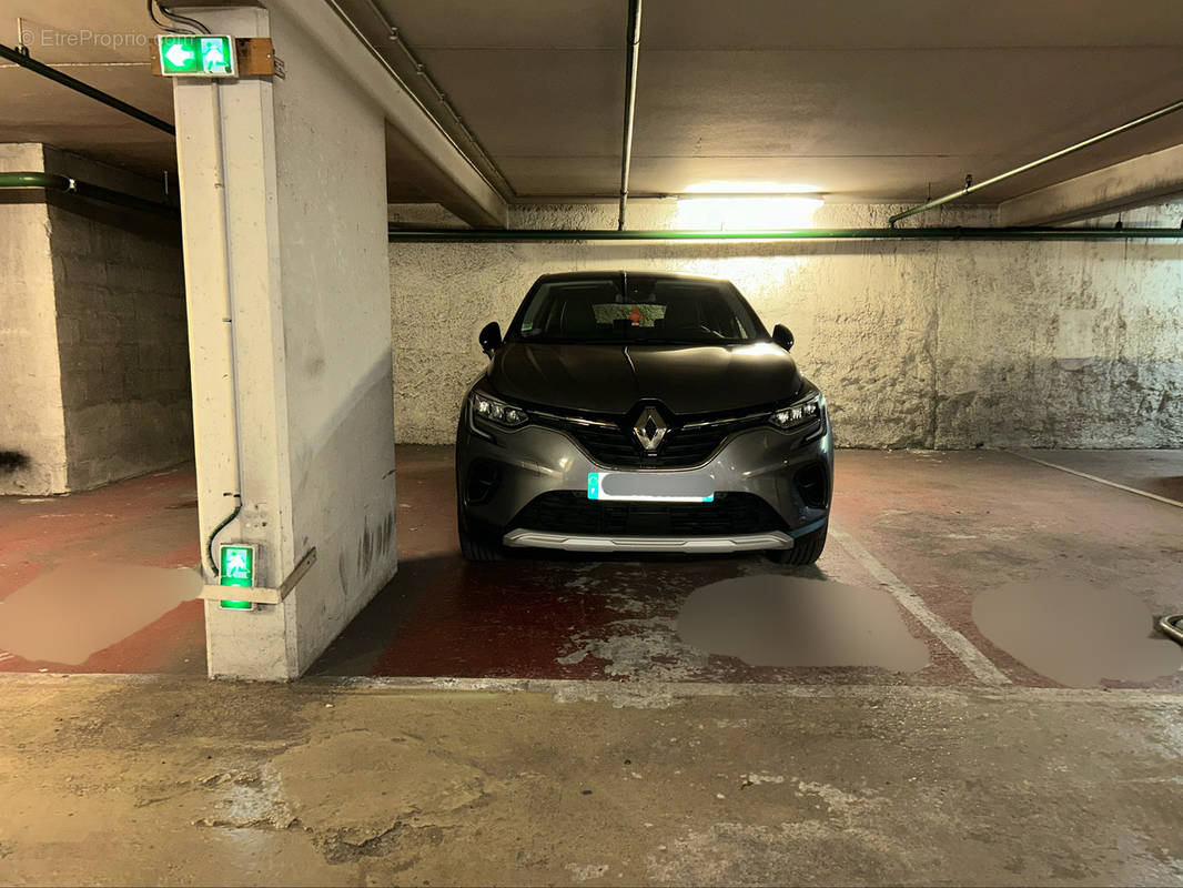 Parking à PARIS-8E