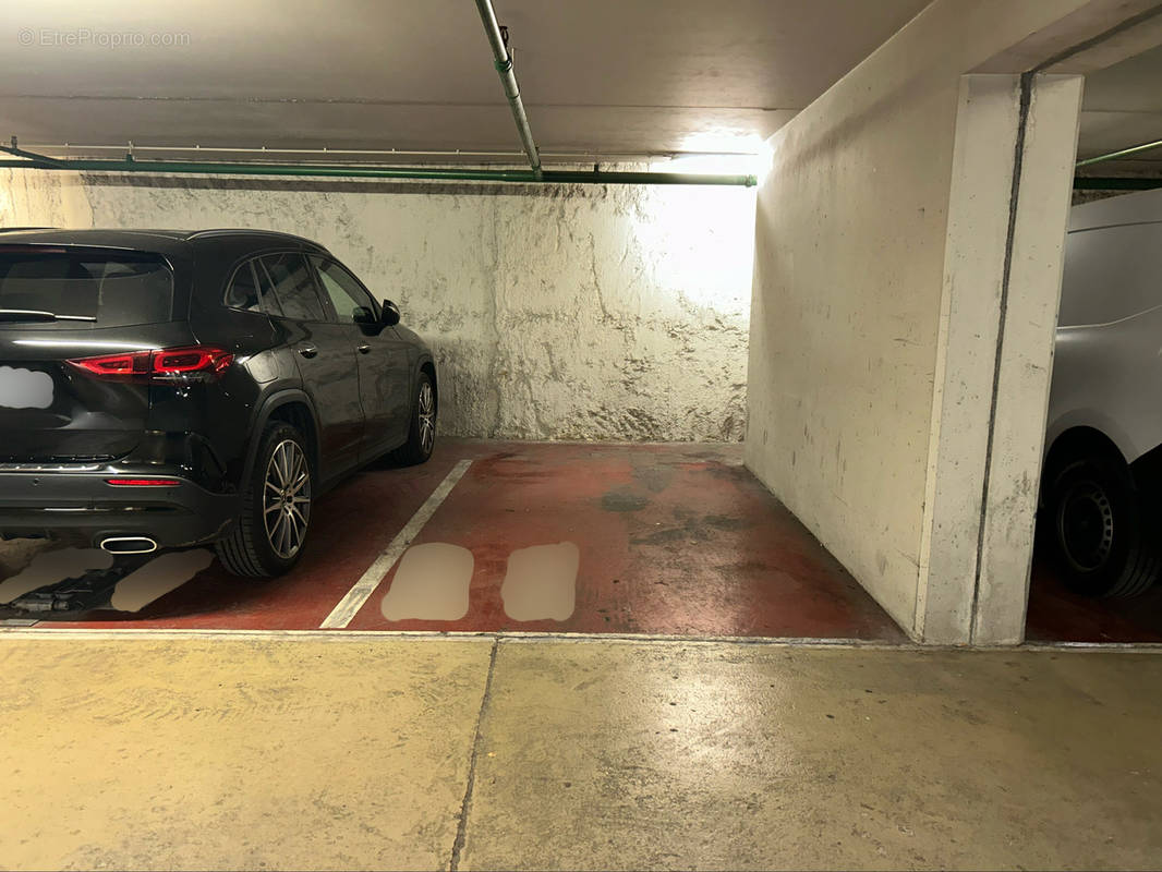 Parking à PARIS-8E