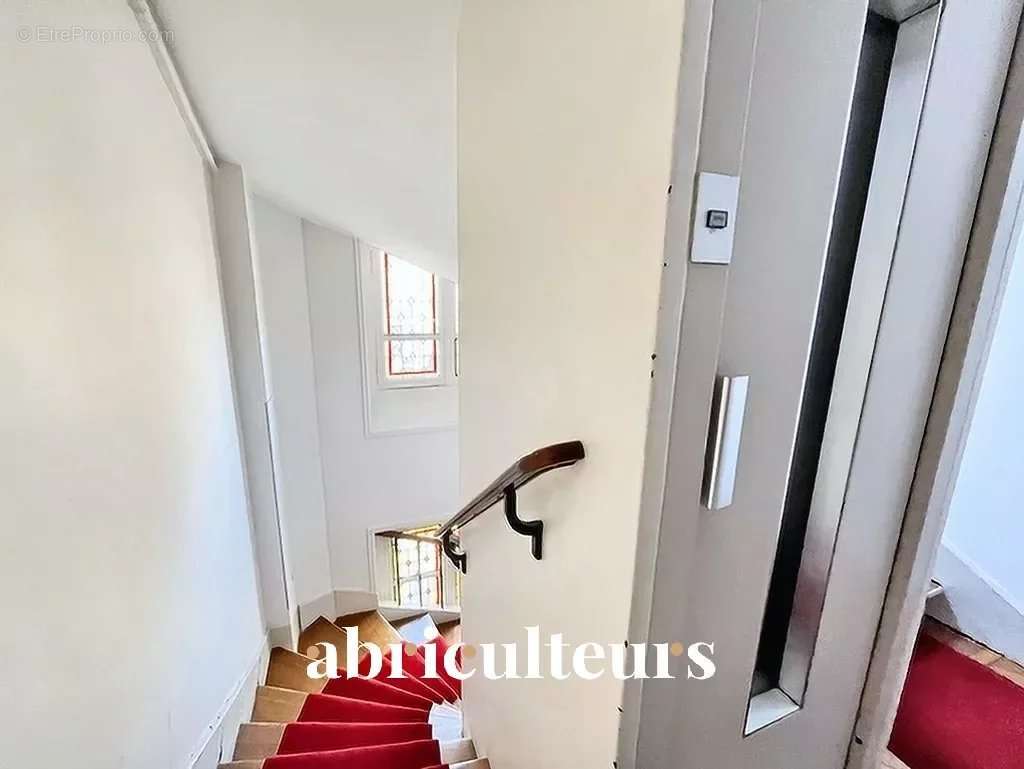 Appartement à PARIS-16E