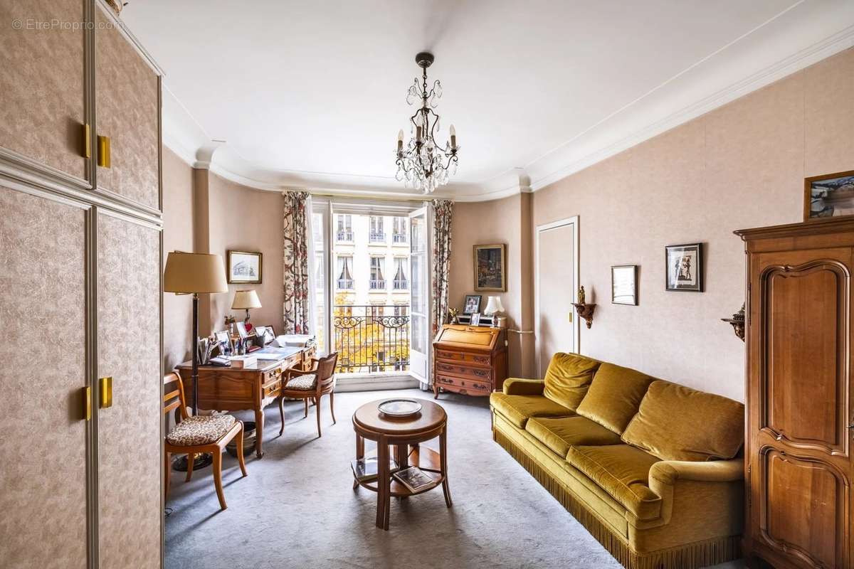 Appartement à PARIS-16E