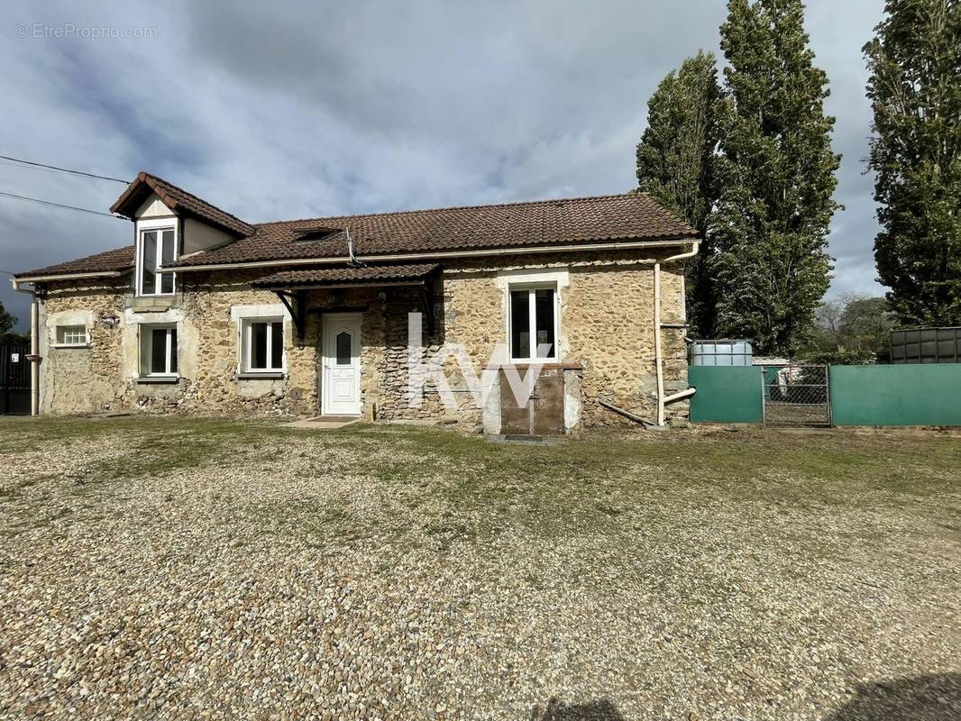 Maison à LE COUDRAY-MONTCEAUX