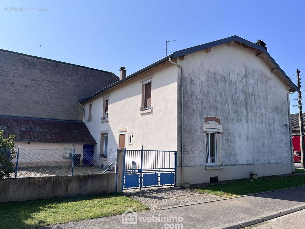 Accès au terrain situé à l&#039;arrière - Maison à BRAS-SUR-MEUSE