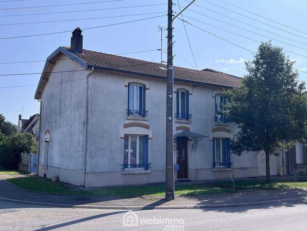 Maison mitoyenne d&#039;un côté par son garage et grenier à l&#039;étage - Maison à BRAS-SUR-MEUSE