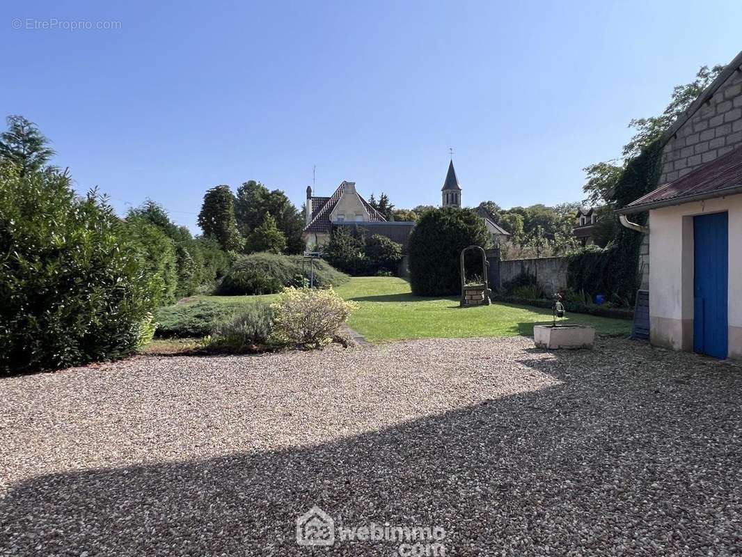 Terrasse et grand terrain avec peu de vis à vis - Maison à BRAS-SUR-MEUSE