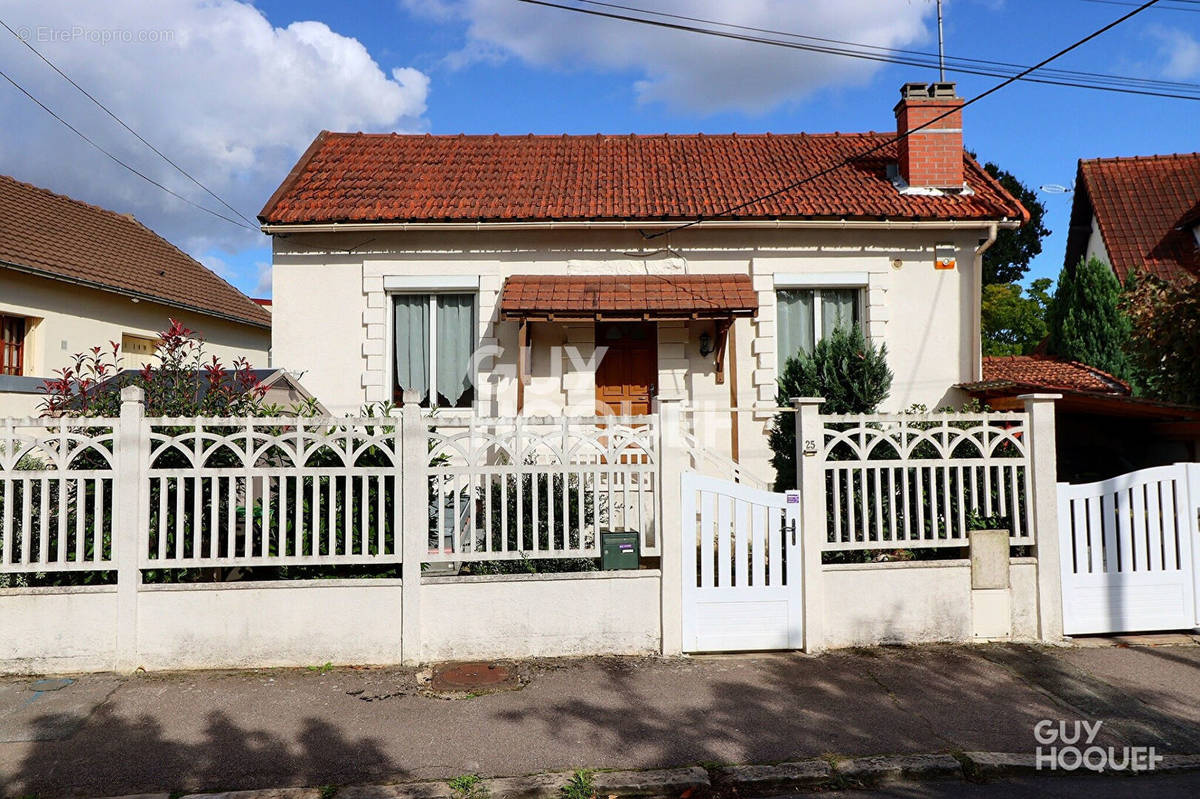 Maison à SAINTE-GENEVIEVE-DES-BOIS