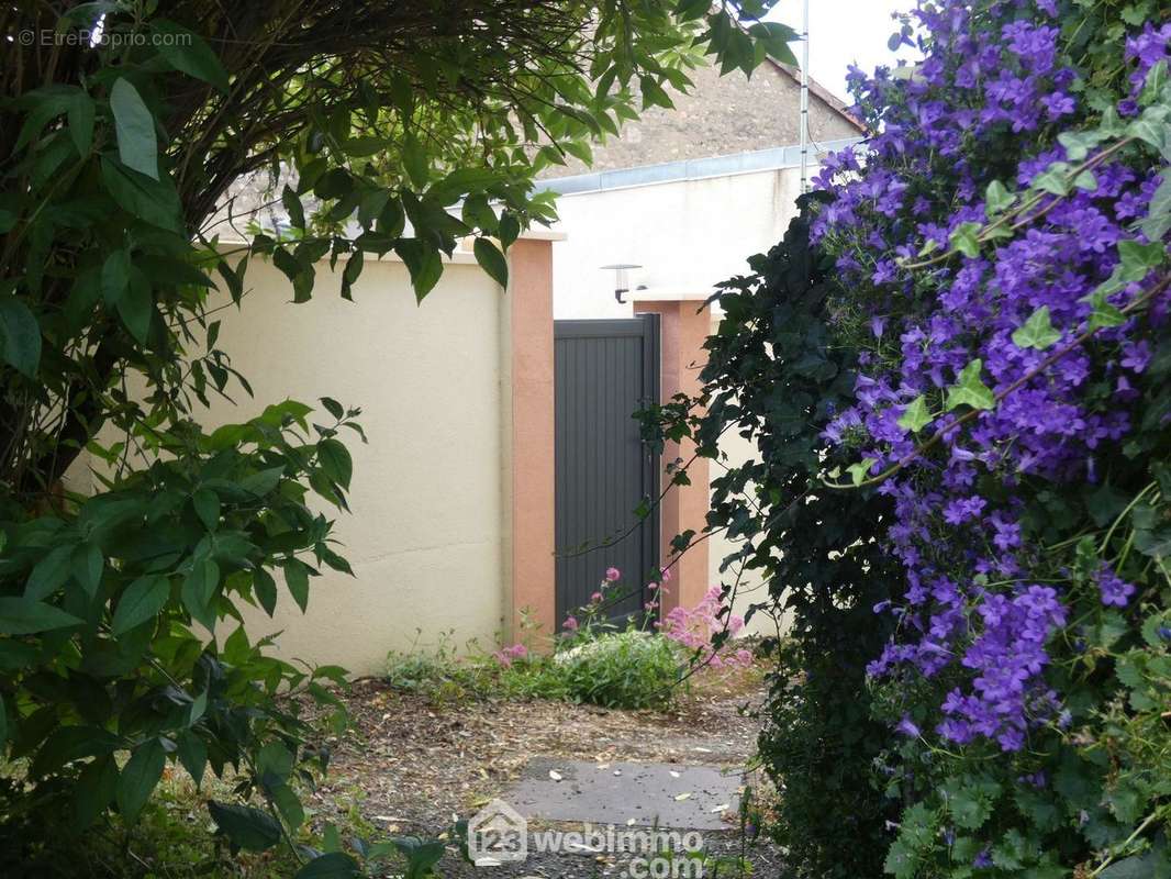 L&#039;un piéton depuis le parking commun, - Maison à MIGNE-AUXANCES