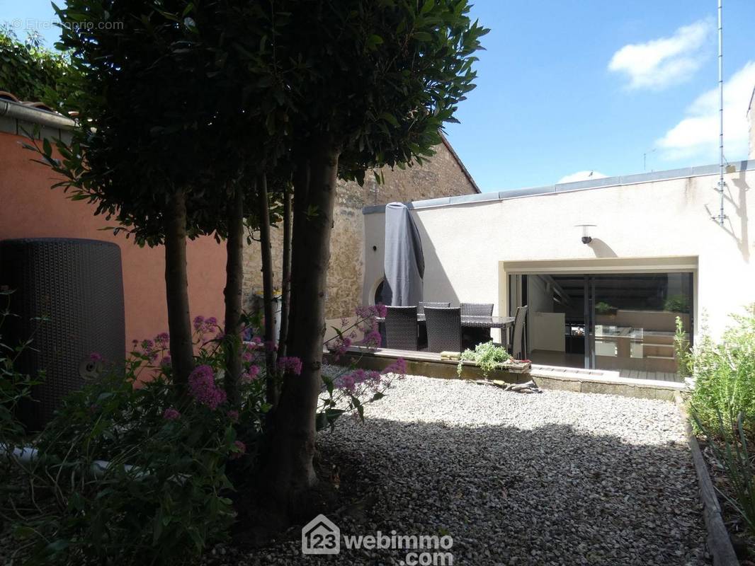 Une maison de bourg généreuse et très bien entretenue, - Maison à MIGNE-AUXANCES