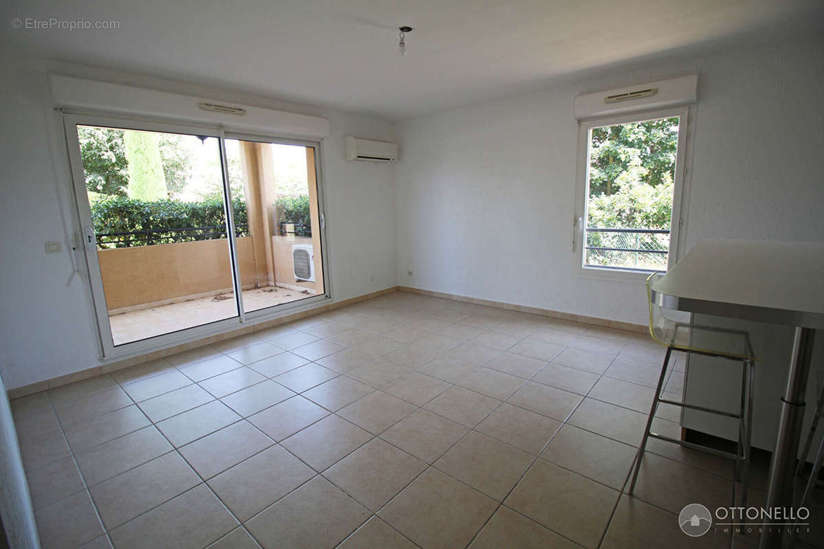 Appartement à ROQUEBRUNE-SUR-ARGENS