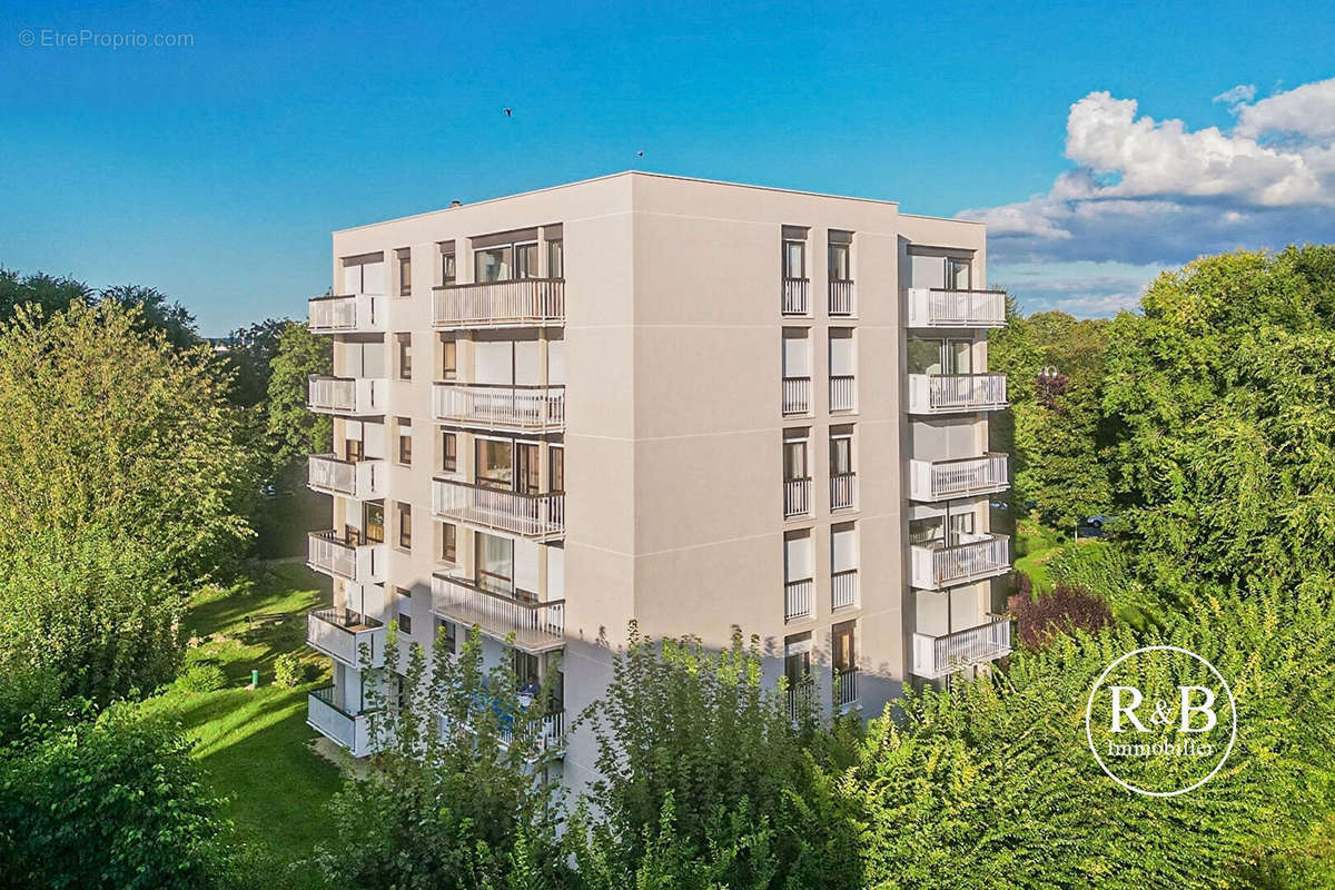 Appartement à LES CLAYES-SOUS-BOIS