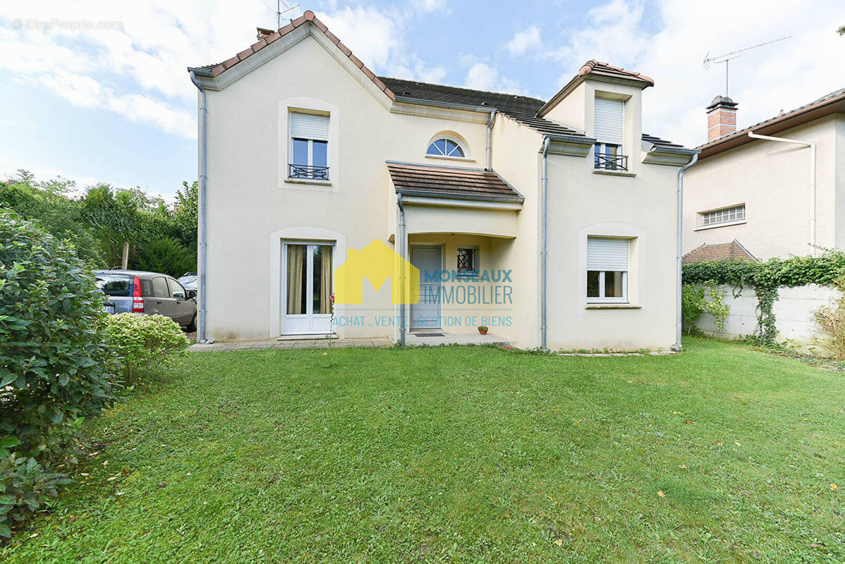 Maison à SAINTE-GENEVIEVE-DES-BOIS