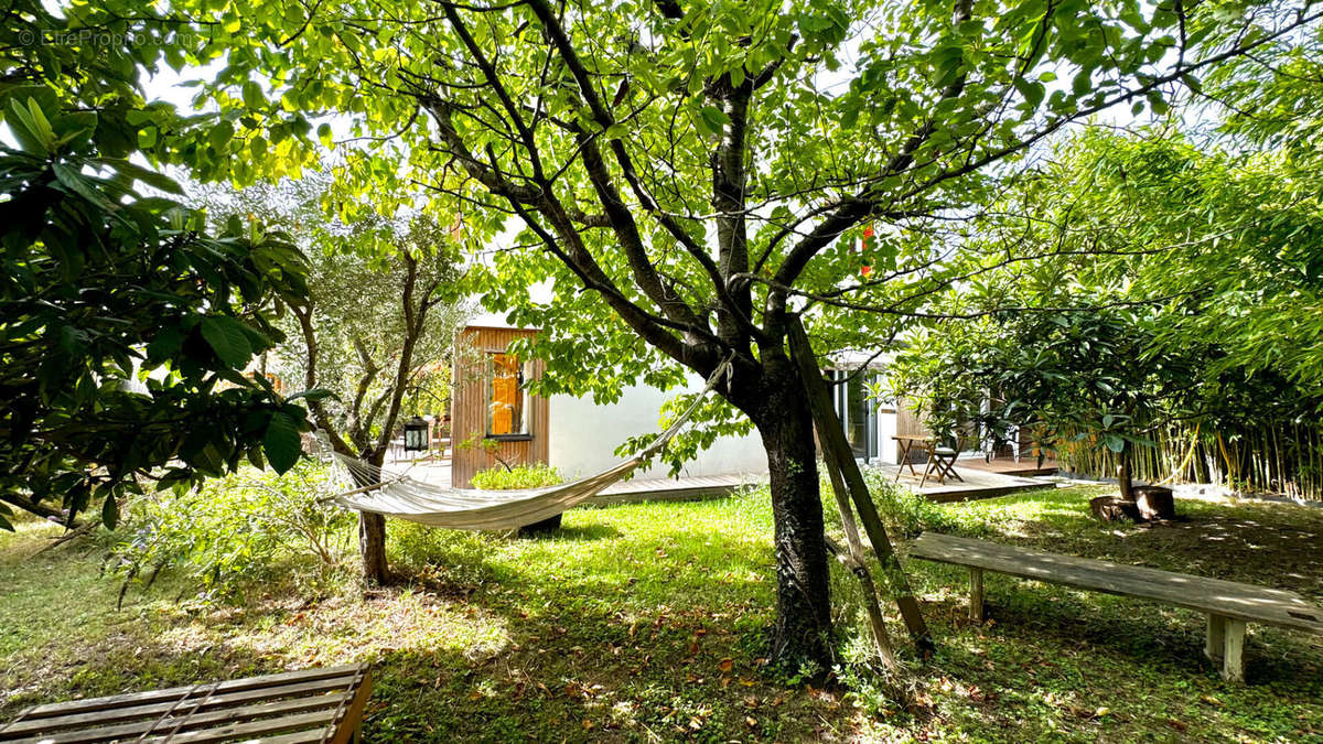 Maison à ENTRAIGUES-SUR-LA-SORGUE