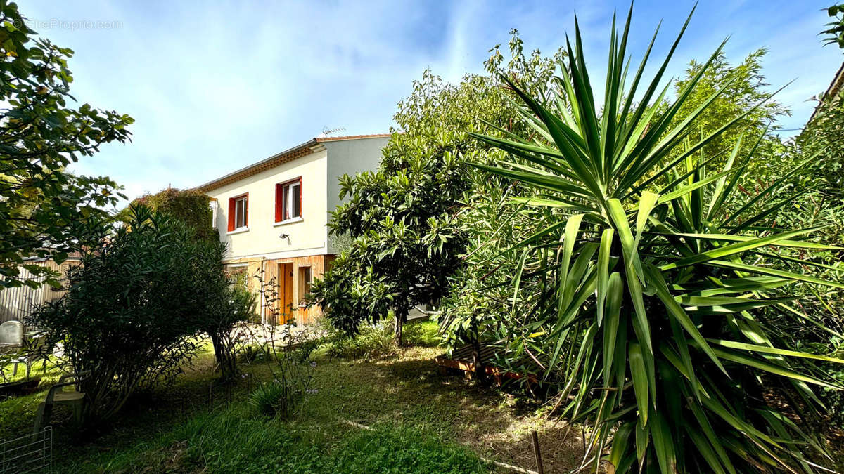 Maison à ENTRAIGUES-SUR-LA-SORGUE