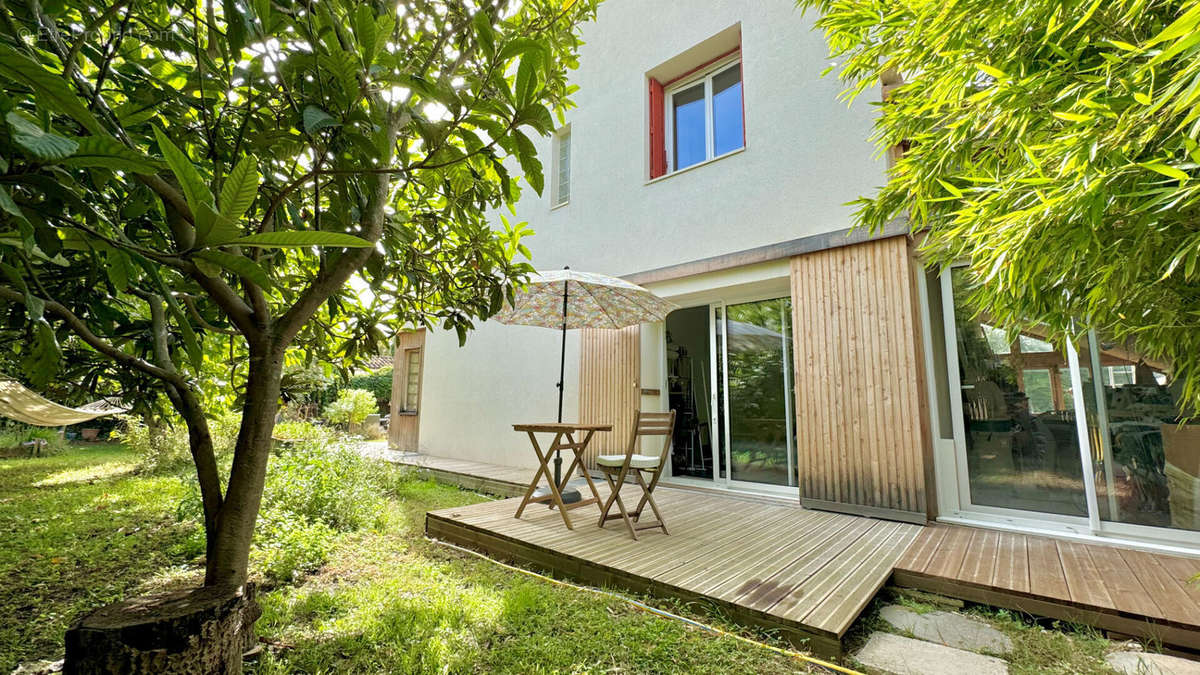 Maison à ENTRAIGUES-SUR-LA-SORGUE