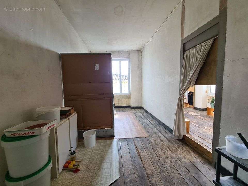 Immeuble- Pauillac- proximité commerces et transports- à - Appartement à PAUILLAC