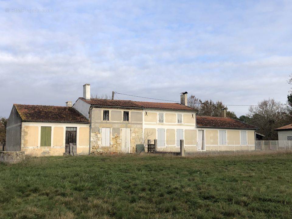 Maison ancienne en pierres avec grand terrain prés et bois  - Maison à NAUJAC-SUR-MER