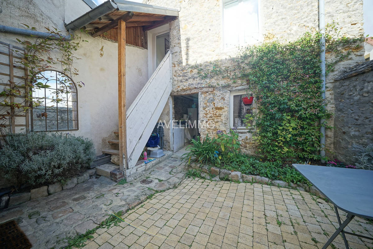 Maison à LA QUEUE-LES-YVELINES