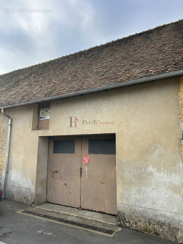 Parking à SAINT-COSME-EN-VAIRAIS