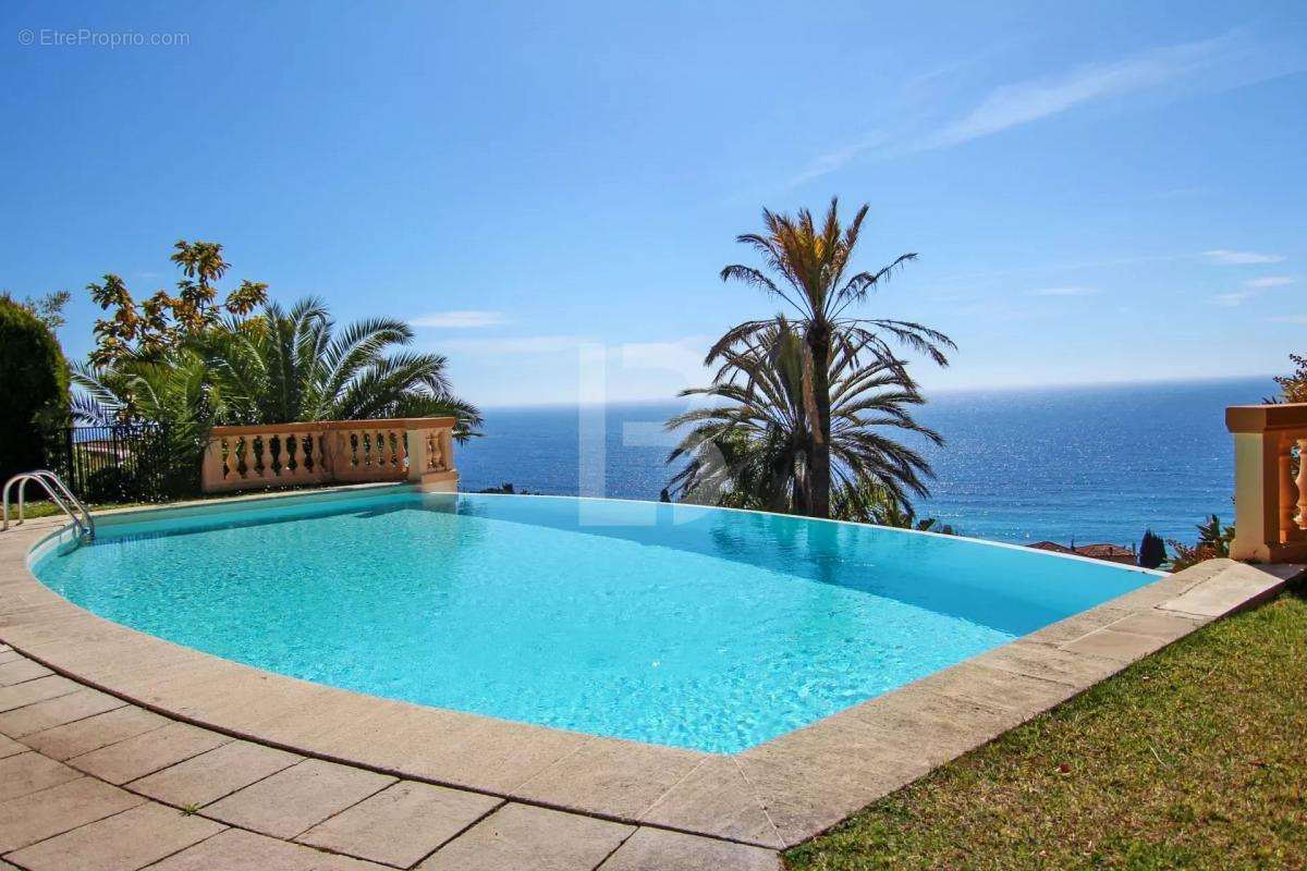 Appartement à ROQUEBRUNE-CAP-MARTIN