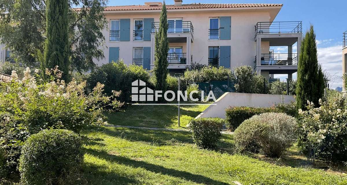 Appartement à ROQUEBRUNE-SUR-ARGENS