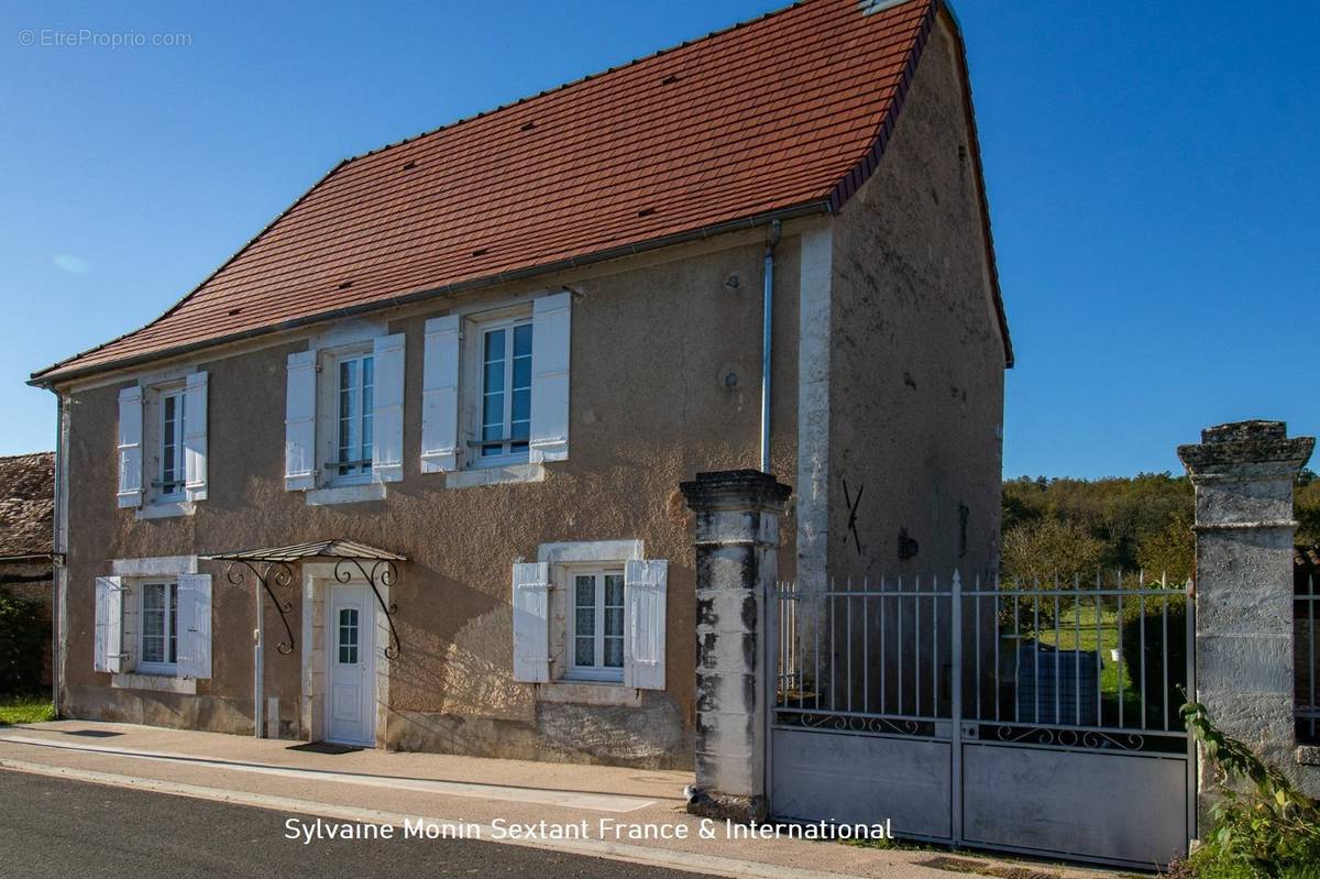 Maison à MAYAC