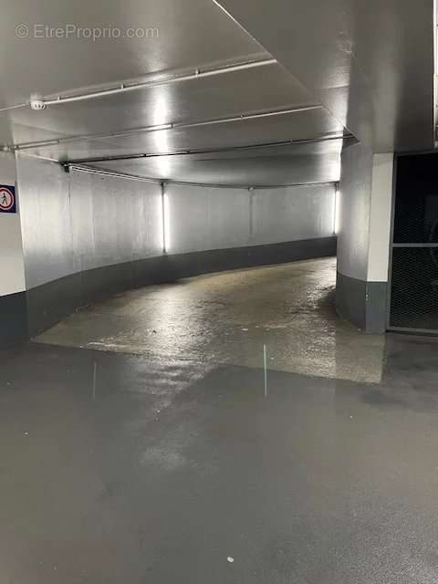 Parking à PARIS-17E