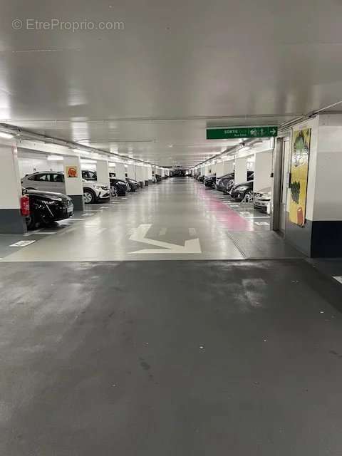 Parking à PARIS-17E