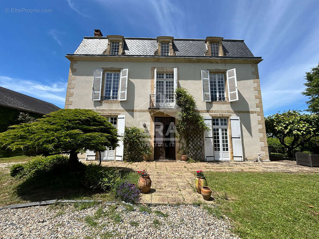 Maison à VILLECOMTAL-SUR-ARROS