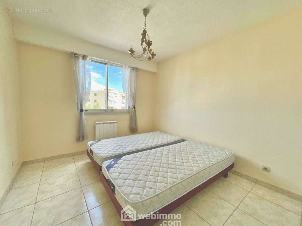 Deuxième chambre - Appartement à FREJUS